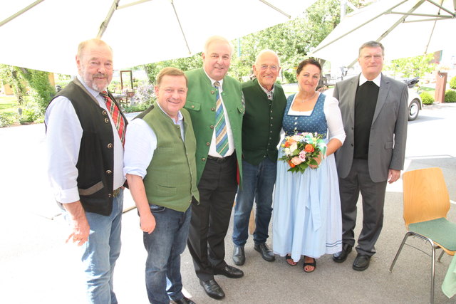 Gruppenfoto mit Geburtstagsjubilar Gernot und Ulrike Becwar (2. und 3. v. r.). Auch Bgm. Walter Eichmann, NAbg. Werner Amon und LH Hermann Schützenhöfer sowie Msgr. Franz Neumüller gratulierten.