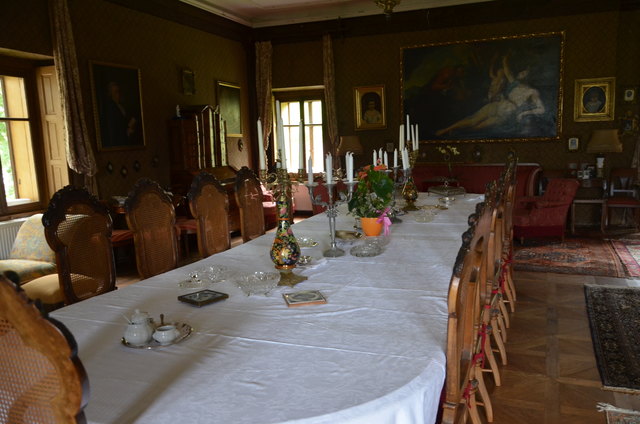 Der Salon mit der Tafel, an der Gäste und Gastgeber gemeinsam frühstücken