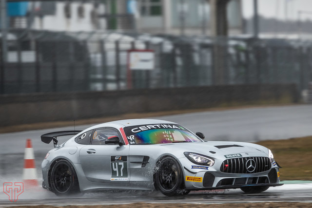 Mercedes SLS, bis zu 320 km/h. „Alle Autos müssen die gleiche Motorstärke haben“, so Janits. Zwei Fahrer pro Team bestreiten die Rennen.