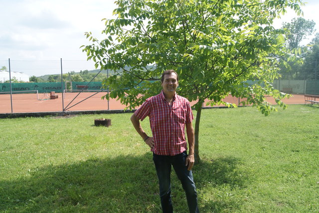 Sein ganzer Stolz: Karl vor dem Nussbaum, den er selbst im Schweiße seines Angesichts am Tennisplatz pflanzte