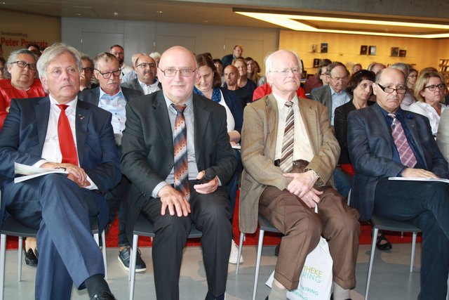 Bgm. Gerhard Visotschnig, Direktor Wilhelm Wadl, Sprachforscher Heinz-Dieter Pohl und Geschichtsforscher Engelbert Logar
