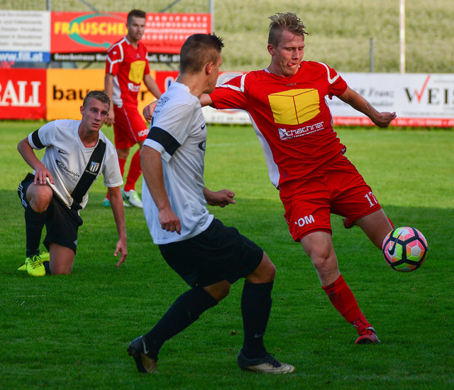 Vorchdorfs mittelfeldmotor niki Kronberger (rote dress) will mit Vorchdorf auch gegen Friedburg Punkten. | Foto: H. Seiringer
