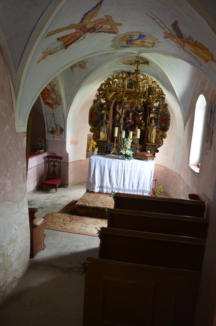 Die dreijochige, kreuzgratgewölbte Kapelle wurde 1644 erbaut