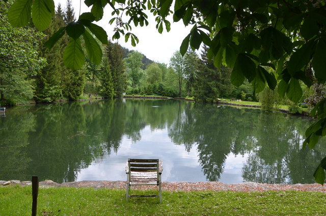Im 4.000 Quadratmeter großen Teich kann geangelt und gebadet werden