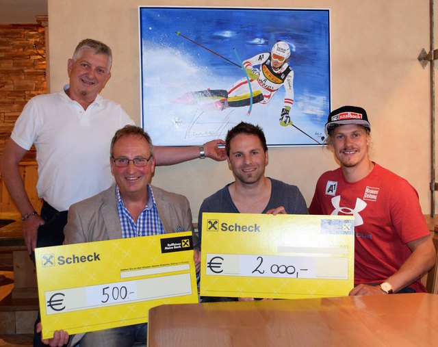 Autogrammkarte auf Leinwand unterstützt sozial Benachteiligte. Im Bild: Maler Manfred Folie, Alois Hofer (Spar), Hotelier Peter Eder (Alte Post) mit Manuel Feller (v. li.). | Foto: Roswitha Wörgötter