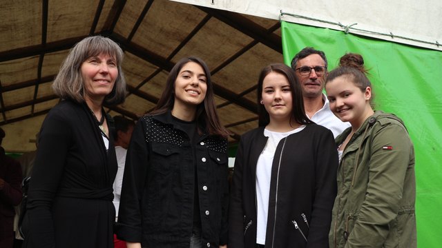 Trugen Lesung vor: Anita Profunser mit den Schülerinnen Turesem Cimagil, Anna Ranacher, Viktoria Lindner und Obmann Peter Pirker | Foto: KK/Pirker/Aegide