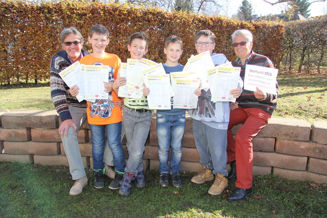 Die Gewinner 2015: Lind ob Velden. Christian Zeichen, Walter Kupper und Volksschüler | Foto: Atsrid Kompan