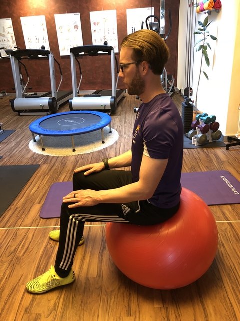 Der "Pezziball" bringt den Körper fast schon automatisch dazu, eine aufrechte Position einzunehmen. Deshalb ist er oft besser als der herkömmliche Rollsessel zum Sitzen am Schreibtisch geeignet.
