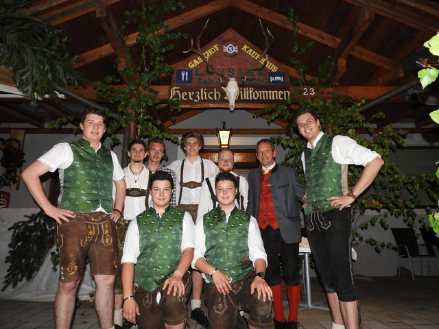 Jagdobmann Herbert Pobatschnig (2. v. re.) mit der Landjugend St. Stefan/Haimburg, die die Mitternachtseinlage gestaltete | Foto: Jagdgesellschaft Klein St. Veit