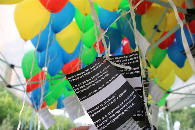 Zeichen setzen für Humanität: Internationale Besucher und Einheimische starteten Luftballons gegen Flüchtlingsabschiebungen.