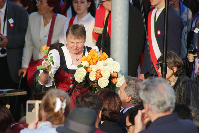 Mit Rosen für die Besucher setzten Frauen aus Langenstein ein Zeichen der Freundschaft und des Willkommens für alle Nationen.
