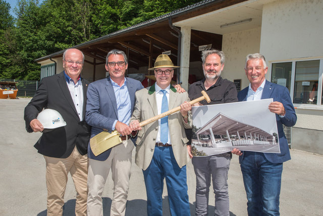 v.l.n.r.: Salzburg Wohnbau-Geschäftsführer DI Christian Struber, Vizebürgermeister Hans-Jörg Haslauer, Bürgermeister Gerald Dürnberger, Architekt DI Georg Huber und Prof. Helmut Mödlhammer (Aufsichtsrat Kommunal Service Salzburg).