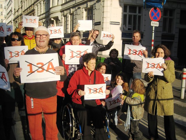 Im Jahr 2013 kam es nach Einführung der neuen 13A-Strecke durch die Windmühlgasse zu Anrainerprotesten. | Foto: Heine