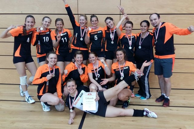 ATV-Volleyballdamen mit Coach Raphael Zwicknagl und Kapitän Alexandra Moser (Nr. 5)
