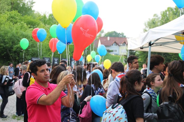 Solidarität mit den Opfern von heute: Luftballonstart gegen die Abschiebung integrierter Flüchtlinge bei den Gedenkfeiern in St. Georgen.
