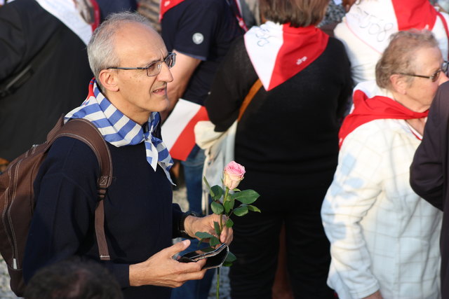 Ein polnischer Besucher mit einer Rose aus Langenstein.