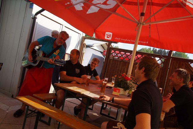Wirt Robert Cupak spielt gerne beim Stammtisch im Gastgarten auf