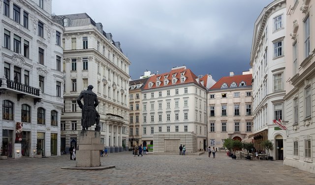 Judenplatz mit Misrachi-Haus, Haus der Genossenschaft der Kleidermacher und Böhmische Hofkanzlei, Lessing-Denkmal und dem Mahnmal für die Opfer der Shoa
