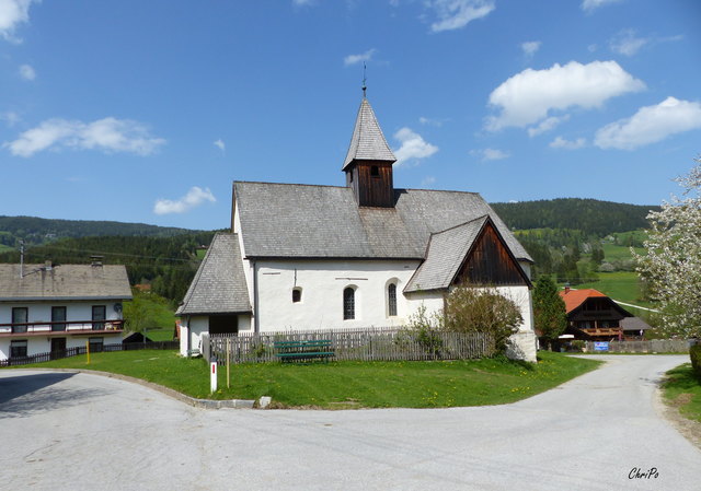 Die kleine, vermutlich romanische Kirche mit Vorlaube und spätgotischer Sakristei ist steinplattlgedeckt. Im Inneren Netzgratgewölbe und gotische Wandmalereien. Zur Einrichtung zählen ein barocker Hochaltar und zwei spätgotische Schnitzfiguren