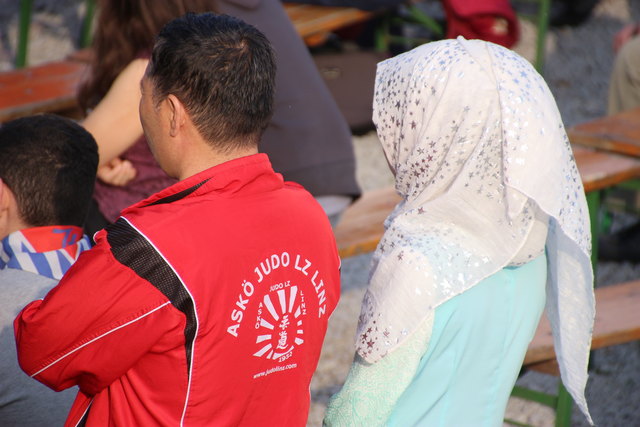 Interessierte Besucher der Gedenkfeiern war auch dieses Flüchtlingspaar aus Luftenberg.