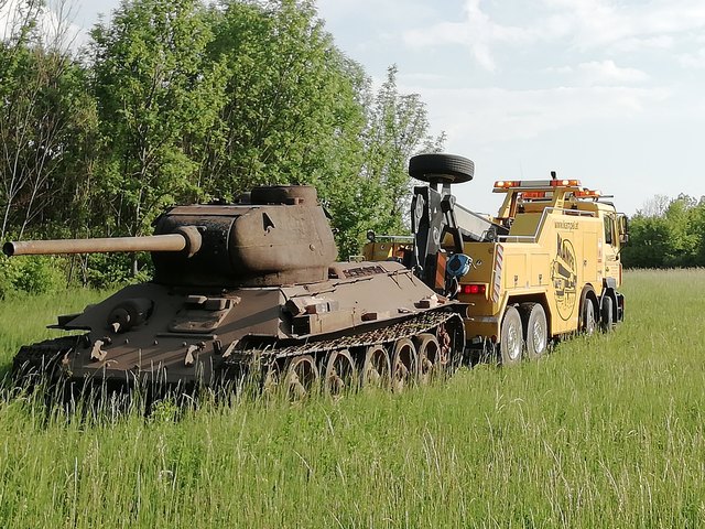 Mit Hilfe der Firma Kampel kam der Panzer an seinen Platz.
