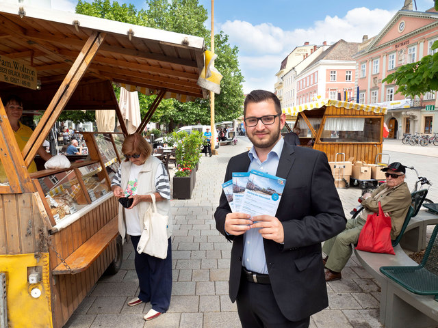 Marktstadtrat Philipp Gerstenmayer präsentiert den neuen Info-Flyer über die Märkte in der Wiener Neustädter Innenstadt.
﻿ | Foto: Weller