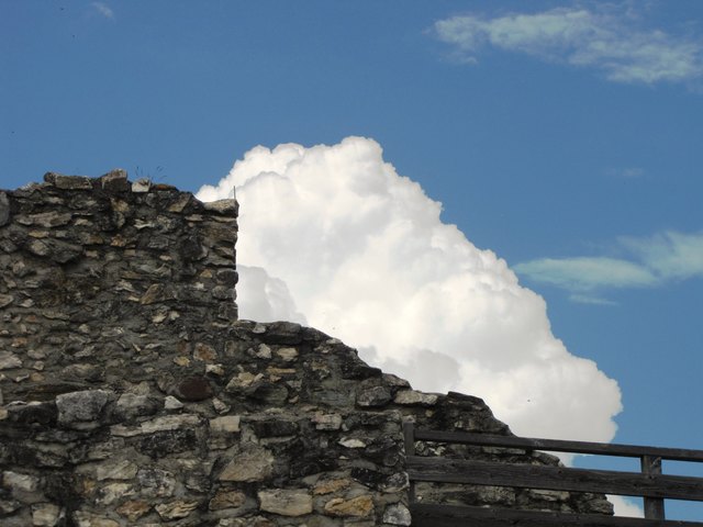 Eine Wolke schleicht sich hinter dem Schlossberg heran