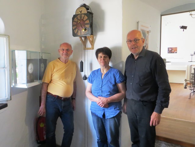 Museumsgründer Erich Urbanek (l.), Museumsleiterin Hemma Ebner (m.) und Restaurator Michael Neureiter (r.). | Foto: Horologium/Michael Neureiter