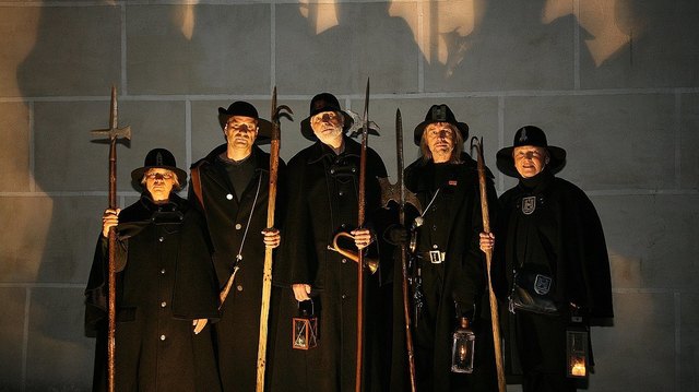 Alle Nachtwächter sind stilecht gewandet. | Foto: Wels Marketing & Touristik GmbH