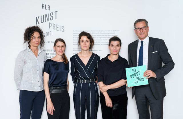 v.l.n.r: Silvia Höller (Leiterin RLB Kunstbrücke), Annelies Senfter, Karin Ferrari, Anja Manfredi, Johannes Ortner (Vorstandsvorsitzender der RLB Tirol AG) | Foto: Raiffeisen/Franz Oss