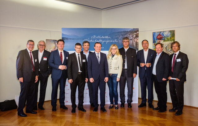 Die Reprsentanten der beteiligten Netzwerkorganisationen mit Landesrat Ulrich Zafoschnig, dem Millsttter Bürgermeister Johann Schuster, Vzbgm. Albert Burgstaller und Otmar Petschnig, Vizeprsident der sterreichischen Industriellenvereinigung und Vizeprsident der Wirtschaftskammer Kärnten. | Foto: KK/Simon Bernlieger