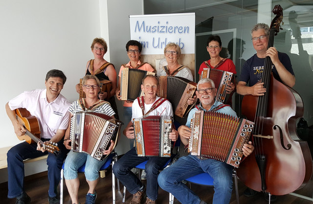 Die Teilnehmer aus den Niederlanden beim „Harmonika – Workshop“ mit ihrem musikalischen Leiter Johannes Petz.