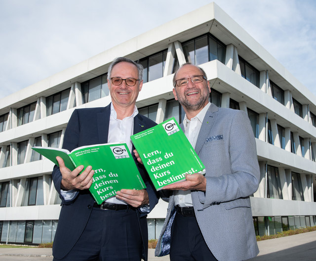 Mag. Andreas Hartl, WIFI-NÖ Institutsleiter und Kurator KR Gottfried Wieland sind stolz auf das neue WIFI-Kursbuch | Foto: Foto: Kraus/WIFI NÖ