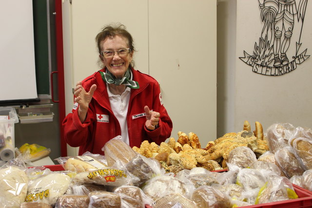 Die 85-jährige Theresia Herzog bei der Brot-Ausgabe in der Dienststelle des Roten Kreuzes in Lilienfeld. | Foto: Rotes Kreuz Lilienfeld