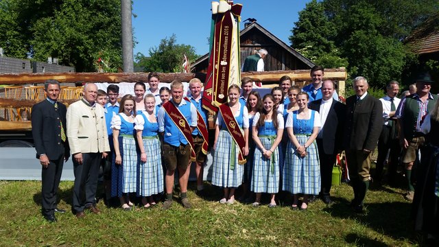 Landjugend feiert 70 jähriges Jubiläum: Josef Schöchl gratuliert. | Foto: LJ Anthering