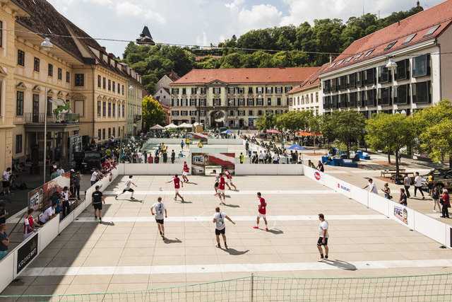 Tolles Ambiente: Straßenfußball am Karmeliterplatz | Foto: Alex Schwarz_Red Bull Content Pool