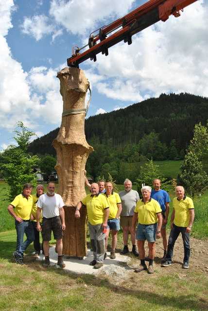 "Der Bam hålt!" Der Stanzer Sonnenweg hat mit der 140 Jahre alten Esche ein neues Wahrzeichen.