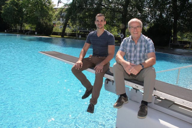 Bademeister René Kaiser (li.) mit Vereinsobmann Vizebgm. a.D. Gerhard Bremm kurz vor der Eröffnung der neuen Badesaison. | Foto: Verein Schwimmschule