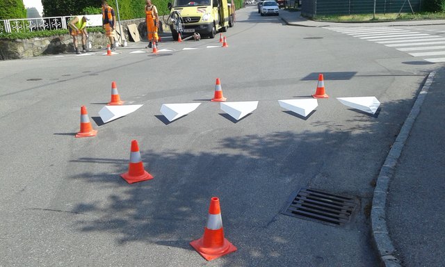 3D-Bodenmarkierung: Eine optische Täuschung soll die Aufmerksamkeit der Autofahrer erhöhen. | Foto: Stadtgemeinde Marchtrenk