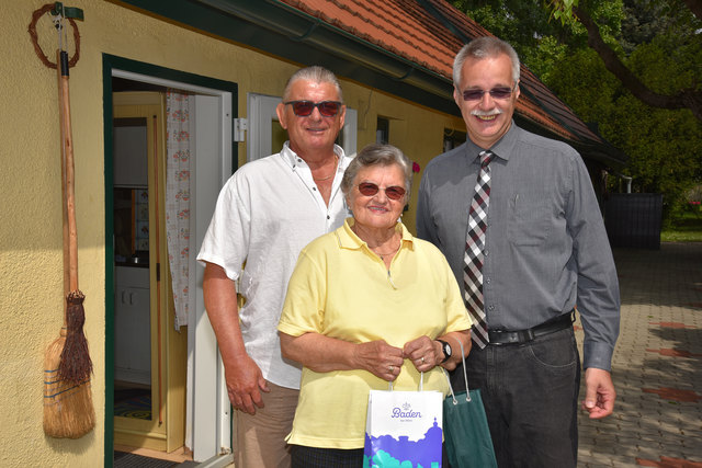 Im Bild Sohn Franz und Hildegard Karlhofer mit Stadtrat Rudolf Gehrer. | Foto: psb