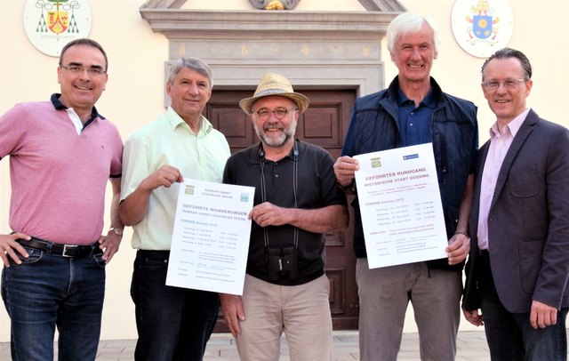 Historiker Karl-Heinz Gober (2. von rechts) führt Gäste durch die Innenstadt, Biologe Joachim Tajmel (Mitte) zu den Fischteichen.
