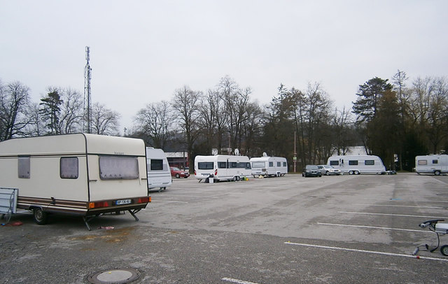 Am Messegelände Wels und im angrenzenden Volksgarten campierende Roma und Sinti sorgen für politische Diskussionen. | Foto: Stadt Wels