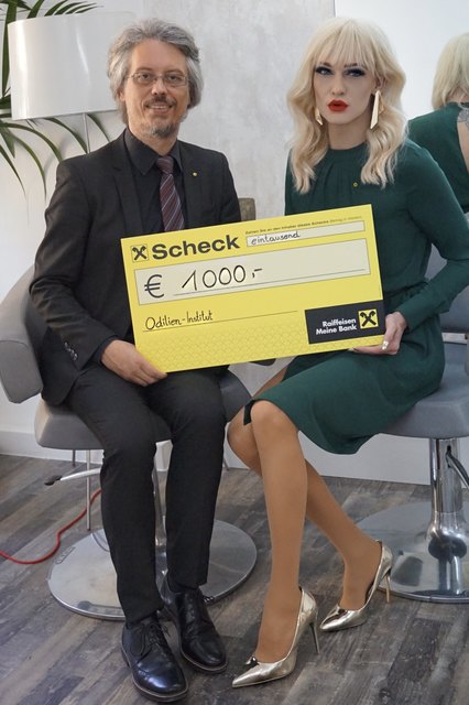 Spendenübergabe: R. Zangl, Odilien Institut (l.) und G. Hole | Foto: Gloria Hole