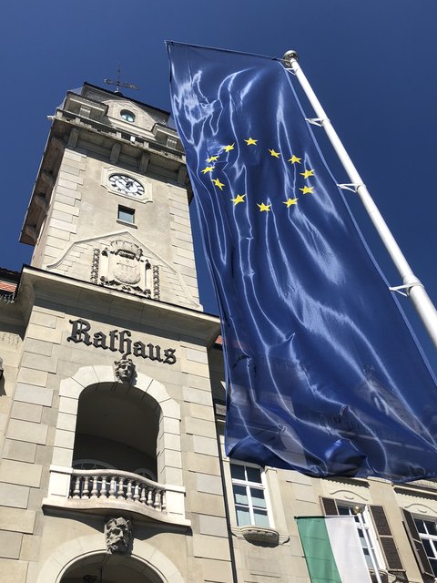 Gut sichtbar weht die Fahne der Europäischen Union vor dem Leibnitzer Rathaus im Wind. | Foto: Waltraud Fischer