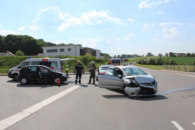 Kollision vor dem Feuerwehrhaus: Im Kreuzungsbereich der Landesstraße L89 in Steinakirchen am Forst krachte es. | Foto: FF Steinakirchen