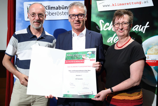 Von links: Andreas Drack (Klimaschutzbeauftragter Land OÖ), Bgm. Andreas Fazeni (Marktgemeinde Gramastetten), Landtagsabgeordnete Ulrike Schwarz | Foto: Land OÖ/Ernst Grilnberger