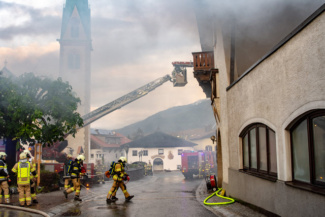 Übungseinsatz der Feuerwehren Mutters, Kreith und Natters mit Unterstützung der Drehleiter aus Axams.