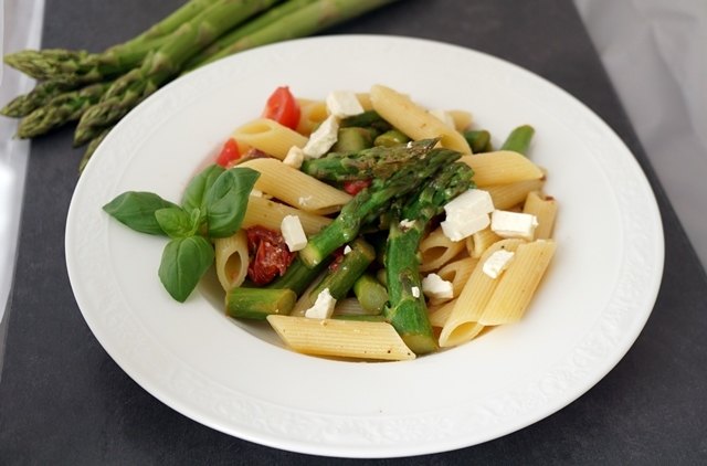 Diesmal: Rezept für Penne mit grünem Spargel, Tomaten und Schafskäse
