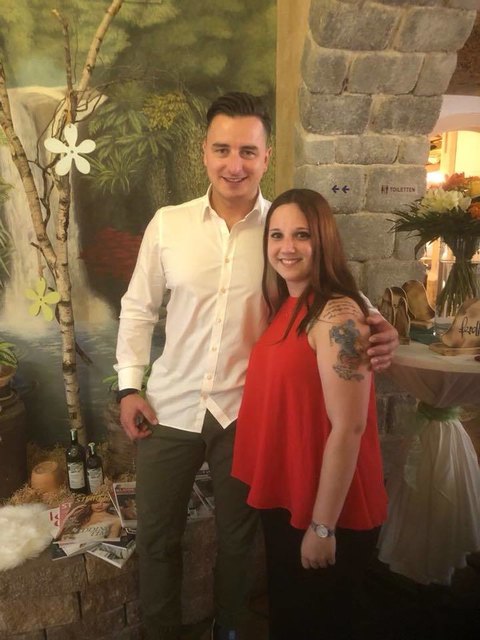 Überraschungsfoto in Ferdls Gasthaus. Verena Schubernik mit Andreas Gabalier