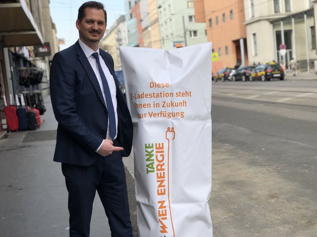 Bezirksvorsteher Marcus Franz vor der E-Tankstelle. | Foto: BV 10